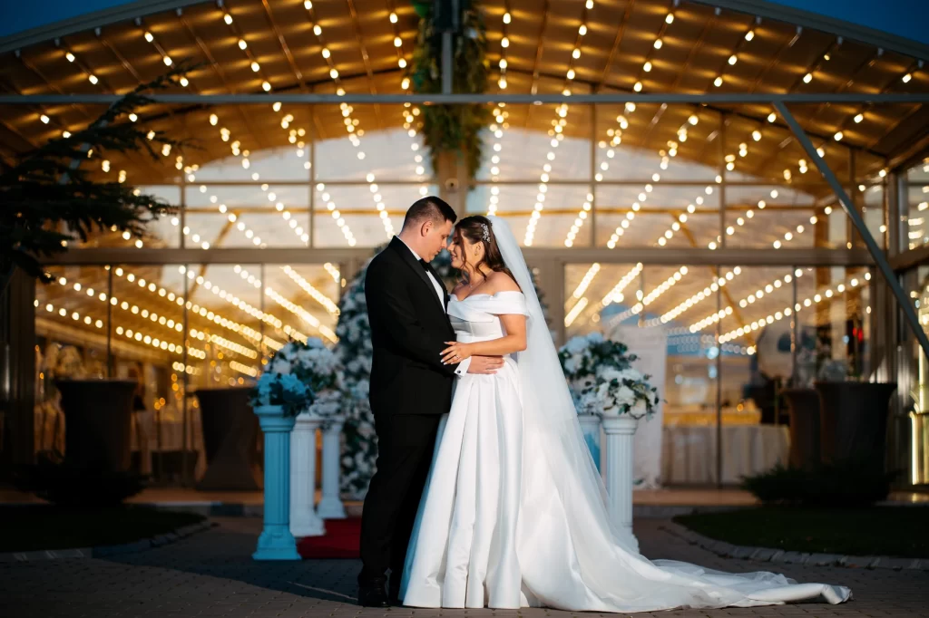 Raluca & Sebi — Cuplul în lumina ghirlandelor.