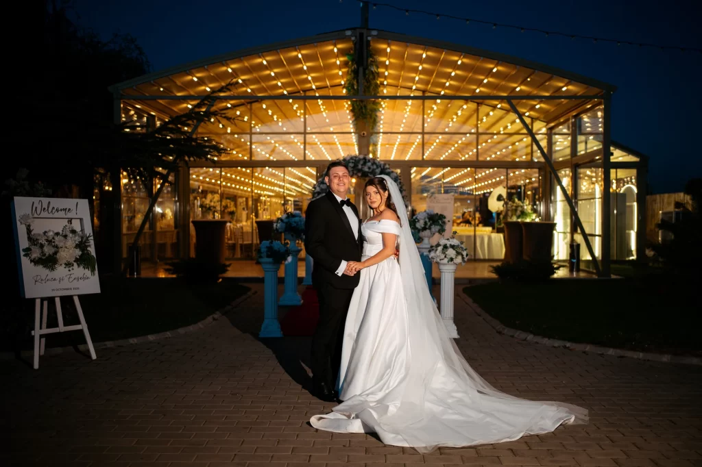 Raluca & Sebi — Mirii și arhitectura restaurantului la ora albastră.