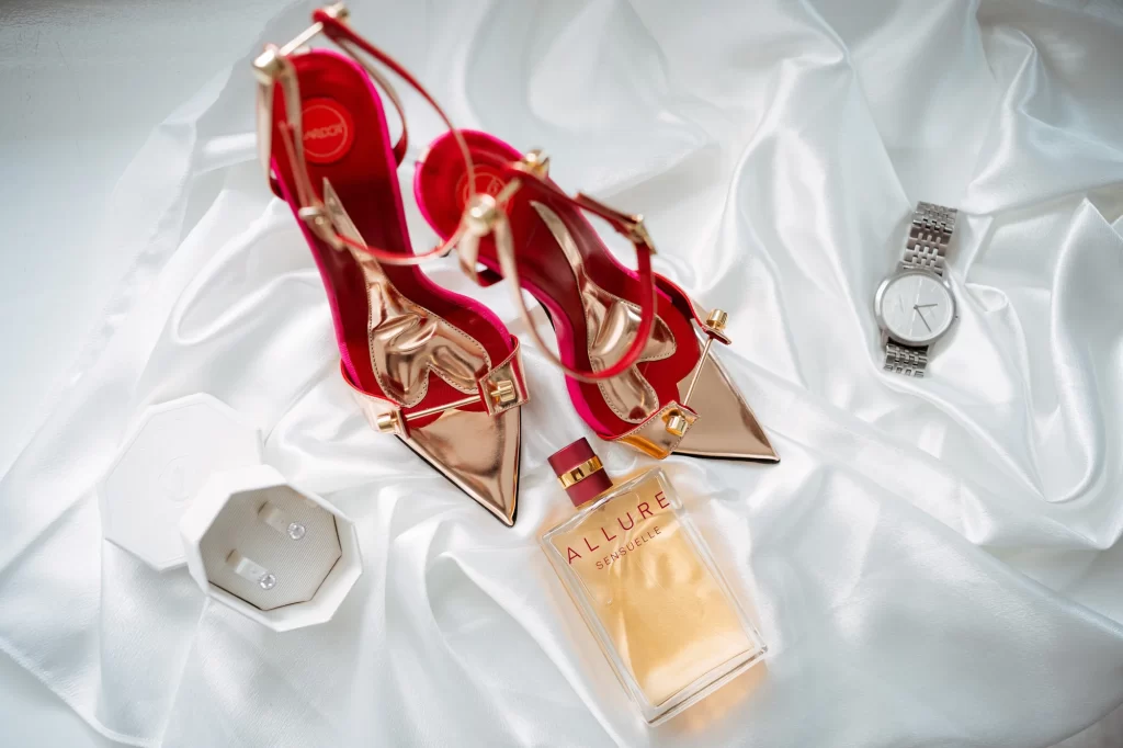 Sibel & Marian — Accesorii și pantofi pe satin.