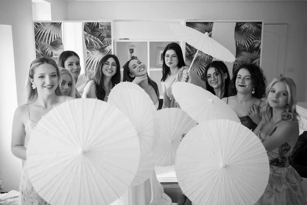 Sibel & Marian — Grup cu umbrele în alb-negru.