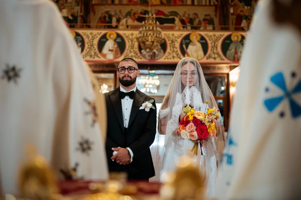Sibel & Marian — Miri încadrați de preoți în prim-plan.