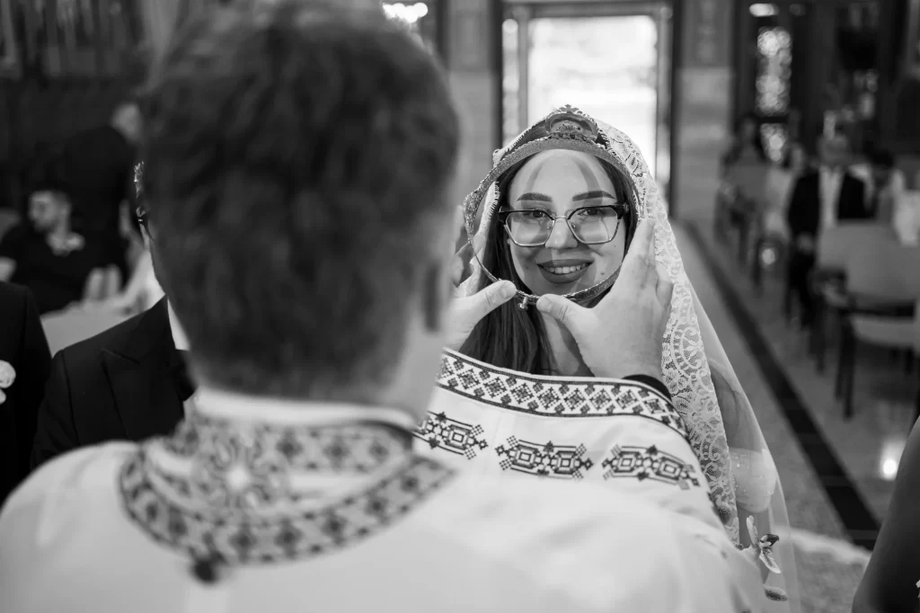 Sibel & Marian — Mireasa zâmbind în timpul ritualului.