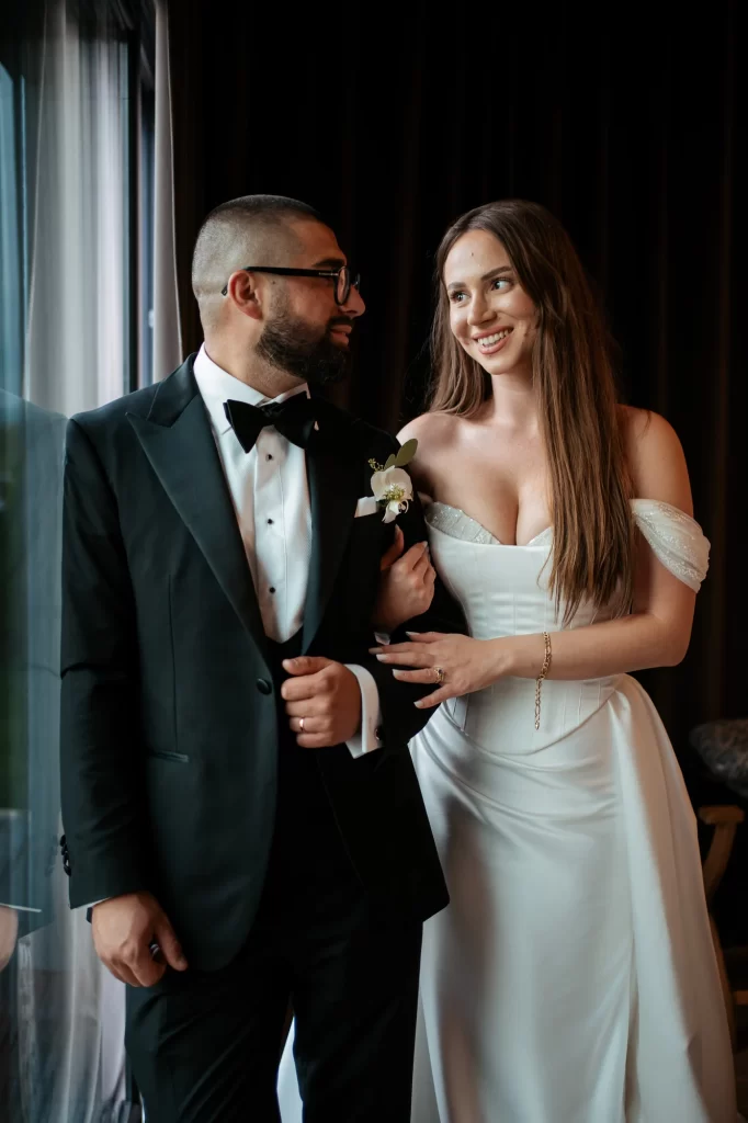 Sibel & Marian — Priviri și zâmbet autentic la fereastră.