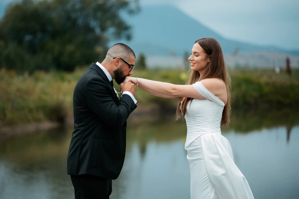Sibel & Marian — Sărut pe mână în exterior.